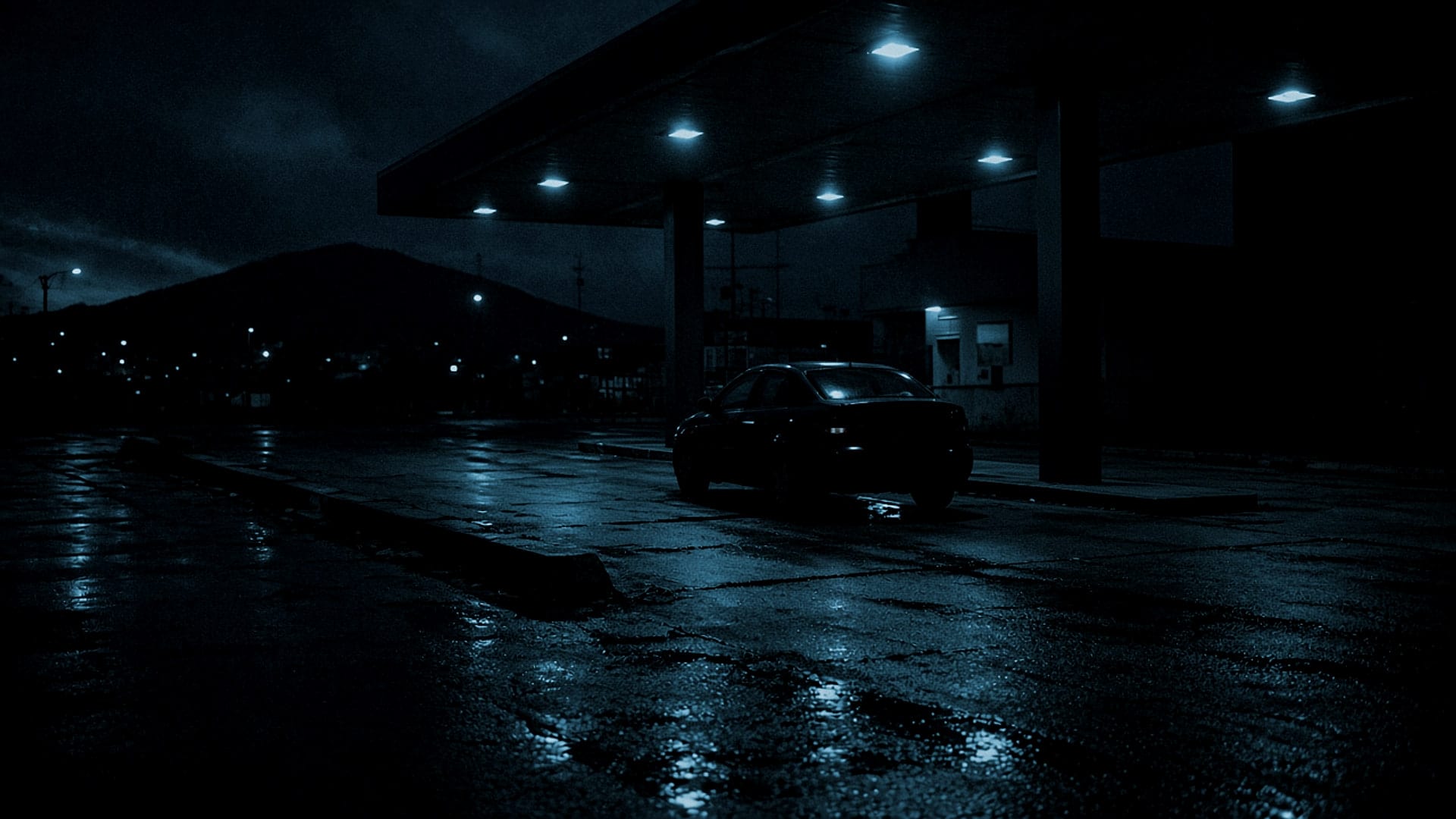 Estación de servicio de noche con un auto cargando gasolina bajo la marquesina