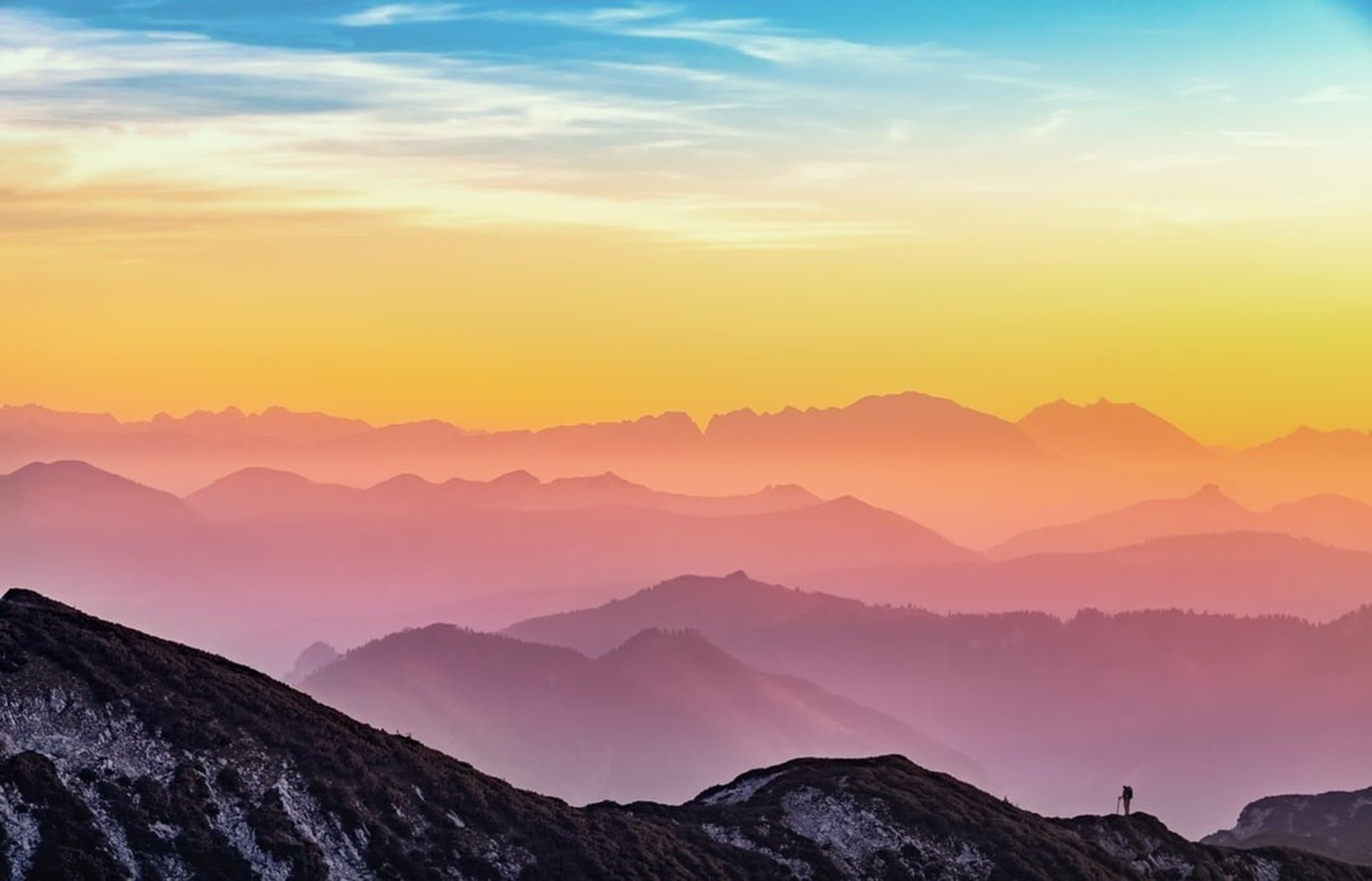 Paisaje montañoso al atardecer